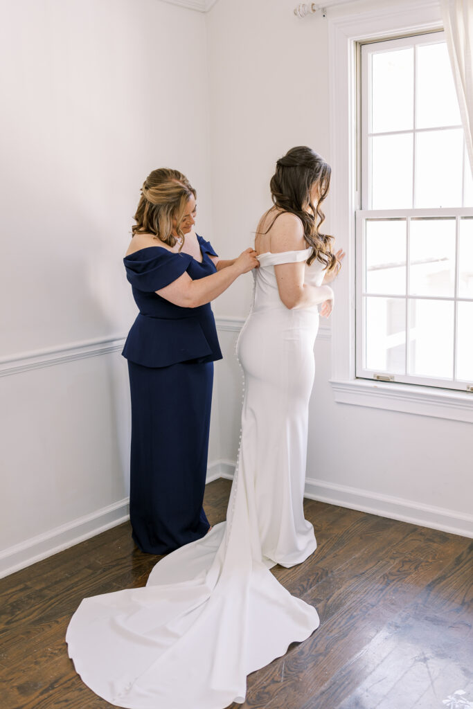 bride's mom helping her