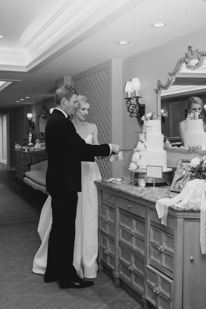 groom cutting the cake