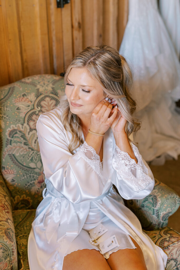 bride putting in her earrings